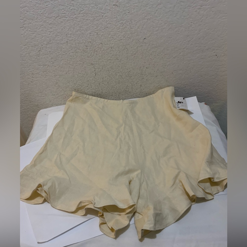 Just Bee Queen High Waist Ruffle Trim Linen Shorts NWOT Size Medium